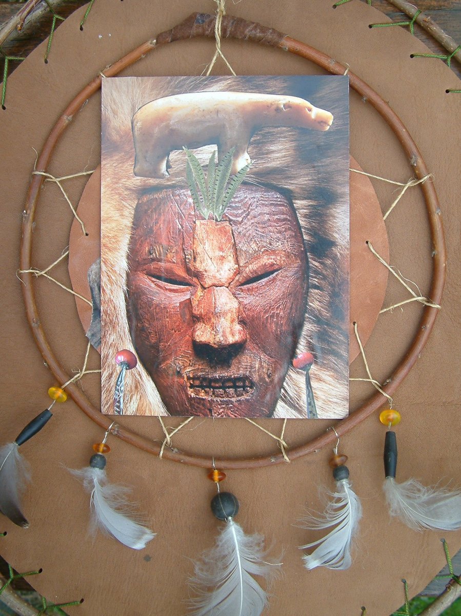 Collagekort med shamanmaske på shield af skind. Urkraft Kunst.