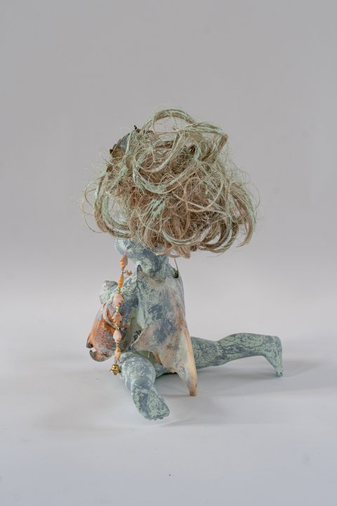 Lotte Rosenkilde. Urkraft Kunst. Blågråt, kvindeligt væsen fra havet. Set bagfra. Dukke og blandede materialer.