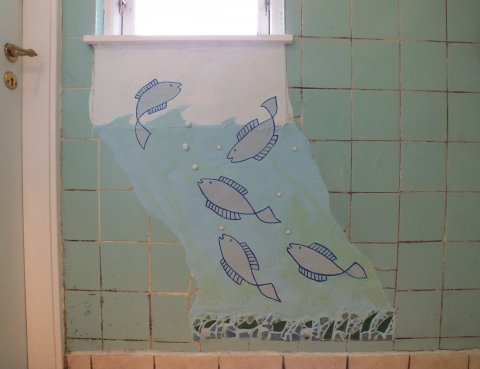 Lotte Rosenkilde Urkraft Kunst. Vægmaleri med fisk på badeværelse.