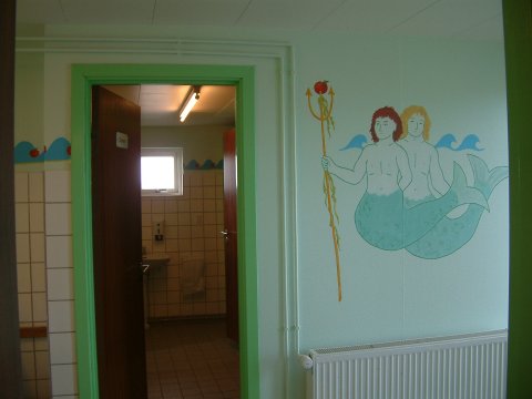 Lotte Rosenkilde Urkraft Kunst. Vægmaleri med havmænd i servicebygning på Dybvig Havn, Fejø