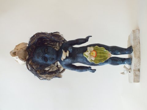 Lotte Rosenkilde. Urkraft Kunst. Sorteblåt, kvindeligt væsen med dyrekranie og fugle. Dukke og blandede materialer.