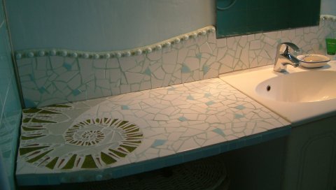 Lotte Rosenkilde Urkraft Kunst. Mosaikbord med spiral på badeværelse.