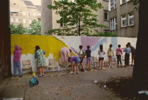Lotte Rosenkilde Urkraft Kunst. Murmaleri i skolegård. Berlin.