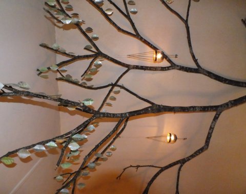 Lotte Rosenkilde Urkraft Kunst. Rumudsmykning i stue. Træ med fyrfadsblade og lyspendler. Detalje.