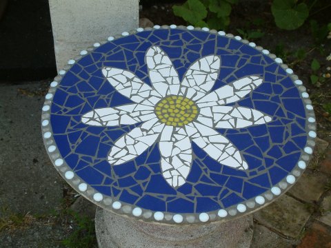 Lotte Rosenkilde Urkraft Kunst. Mosaikbord med blomstermotiv.