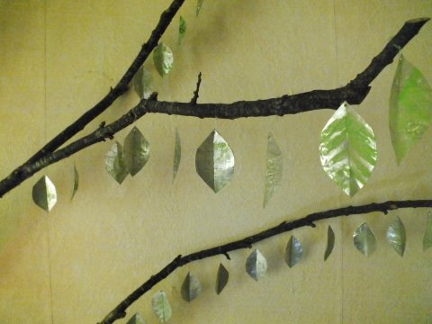 Lotte Rosenkilde Urkraft Kunst. Rumudsmykning i stue. Træ med fyrfadsblade og lyspendler. Detalje.