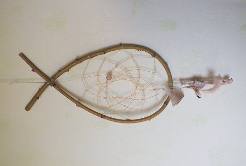 Lotte Rosenkilde. Urkraft Kunst. Dråbeformet drømmefanger med lysorange spind, lille knogle og fjer. Unika.