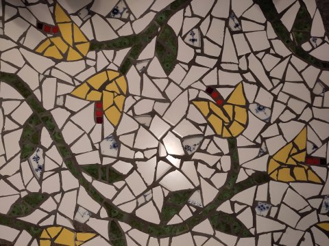 Lotte Rosenkilde. Urkraft Kunst. Mosaik med blomsteranker.