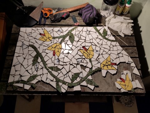 Lotte Rosenkilde. Urkraft Kunst. Mosaik med blomsteranker undervejs.