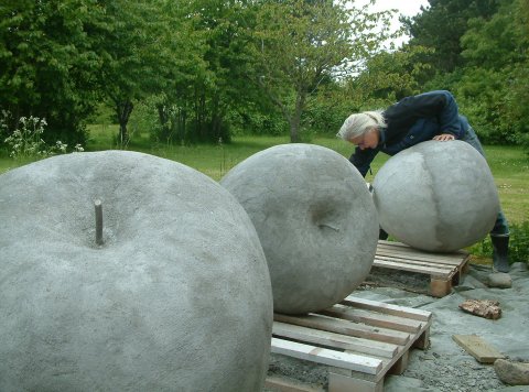 Ellen Jepsen. Skabelse af æbleskulptur med 7 store betonæbler på Vester Havn, Fejø.