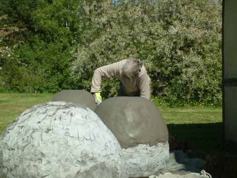 Lotte Rosenkilde. Skabelse af æbleskulptur med 7 store betonæbler på Vester Havn, Fejø.
