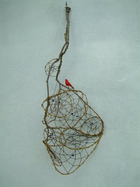 Lotte Rosenkilde. Urkraft Kunst. Hængende, skulpturel drømmefanger med brunt spind og rød fugl. Unika.