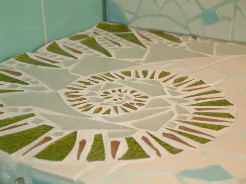 Lotte Rosenkilde Urkraft Kunst. Mosaikbord med spiral på badeværelse. Detalje.