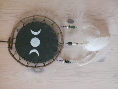 Lotte Rosenkilde. Urkraft Kunst. Shield i mørkegrønt skind med det trefoldige månetegn og hvide fjer. Unika.