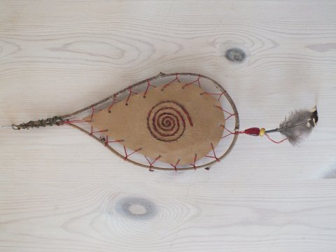 Lotte Rosenkilde. Urkraft Kunst. Dråbeformet shield i lysebrunt skind med rød spiral og fjer. Unika.