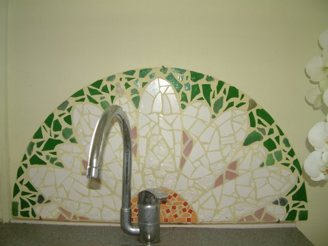 Lotte Rosenkilde Urkraft Kunst. Mosaik med blomstermotiv ved køkkenvask.