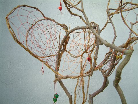 Lotte Rosenkilde. Urkraft Kunst. Skulpturel drømmefanger med rødorange spind og hjerteperler. Hjertetræ. Detalje. Unika.