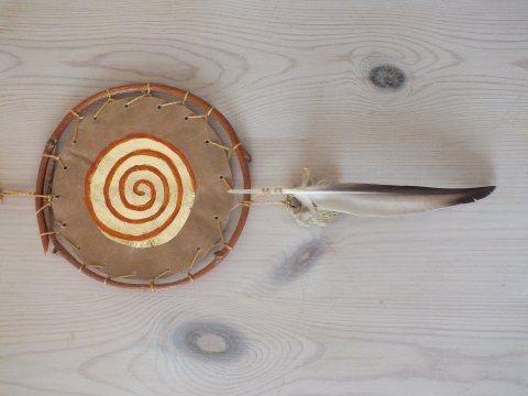 Lotte Rosenkilde. Urkraft Kunst. Shield i lysebrunt skind med spiralmotiv og fjer. Unika.