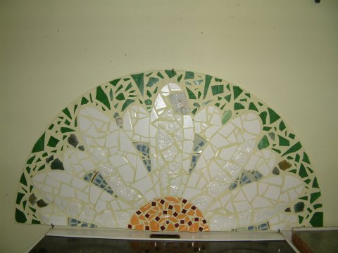 Lotte Rosenkilde Urkraft Kunst. Mosaik med blomstermotiv ved komfur.