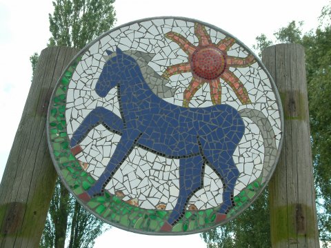 Lotte Rosenkilde Urkraft Kunst. Mosaik med hest og sol-motiv.