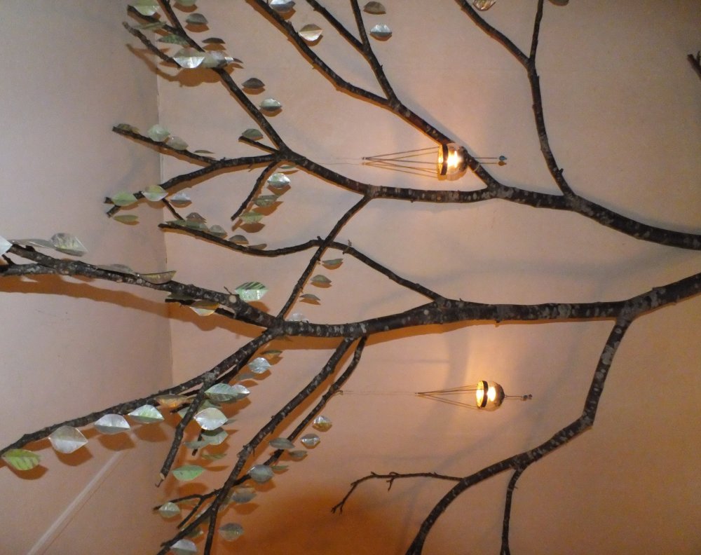 Urkraft Kunst. Magisk træ med metalblade og lyspendler i stuen af Lotte Rosenkilde