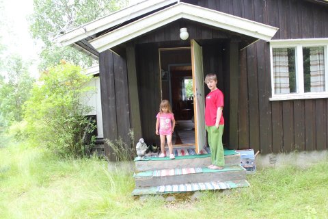 Mia og Nathaniel p&aring; hytta