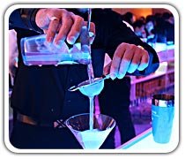 Cocktail skænkes