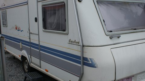 Hobby, Meget p&aelig;n og velholdt. Med fortelt og markise med sider og front (lynes sammen) A/C monteret og der er ekstra stor vandvarmer. Toilet med brus og kassetiolet.