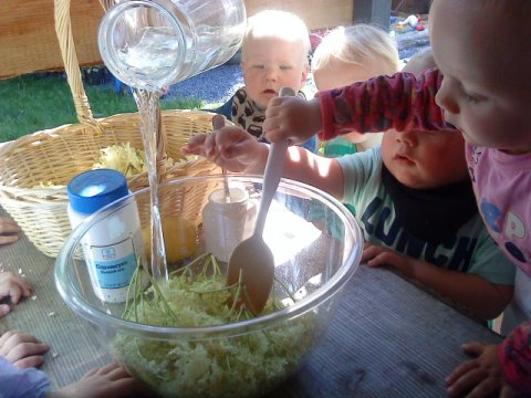 Alle hjælper til med at lave hyldeblomstsaft