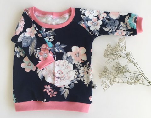 bluse med blomster KUN STR 62 TILBAGE