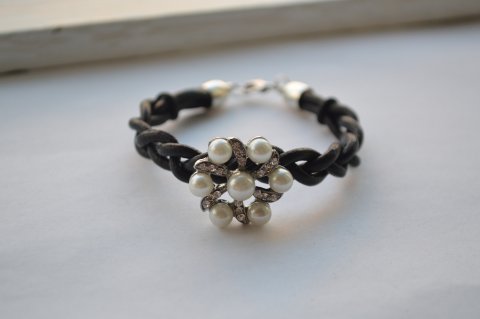 Super flot flettet lder armbnd med flot knap..