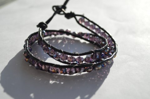 Flot armbnd med lilla faceterede sten