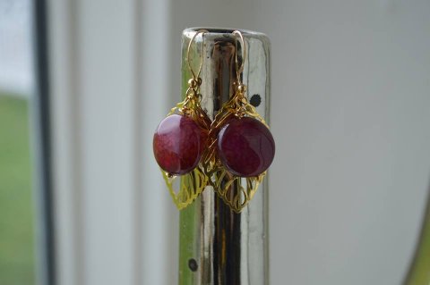Gyldne reringe med blad og Mrke rd-lilla Agate..