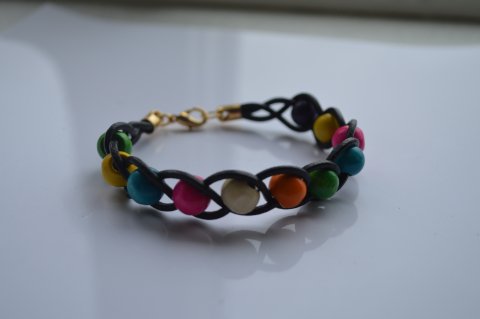 Sdt armbnd i lderflet med forskellige perler..