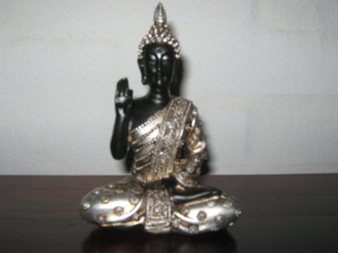 Buddha i sort og guld