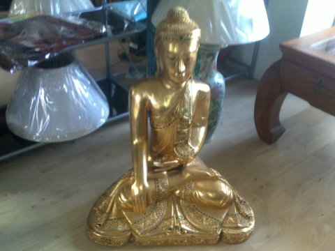 Stor Buddha i hndskret tr belagt med bladguld