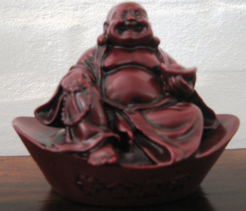 Happy Buddha p guldtrone