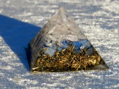 Orgone pyramid (blue aventurine & quartz)