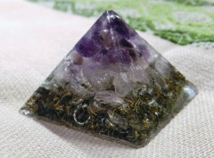 Orgone pyramid (with clear quartz & amethyst)